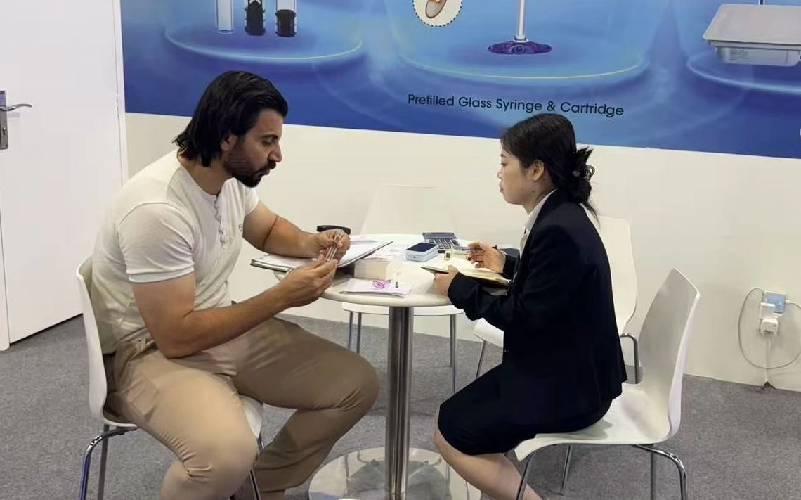 Angesicht zu Angesicht bei Dubai Derma 2025-Sunrise Medical in Aktion