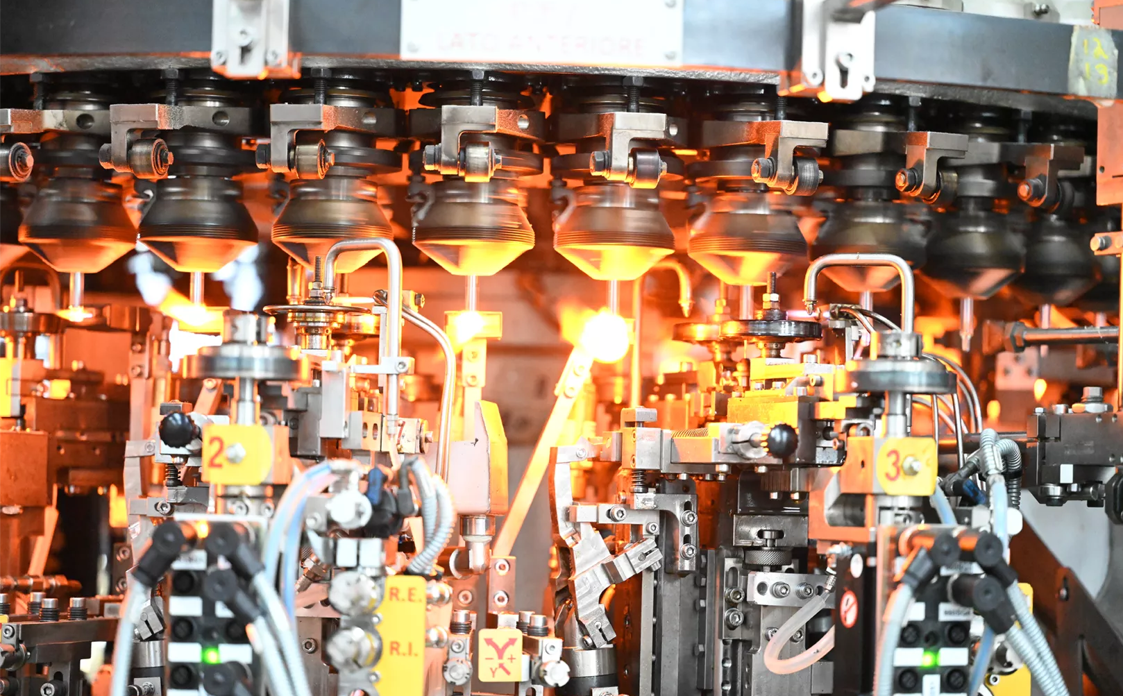 Im Ofen-wie Glasschmelzen bei 1670 ° C passiert-wo Rohpulver mit medizinischem Glas wird