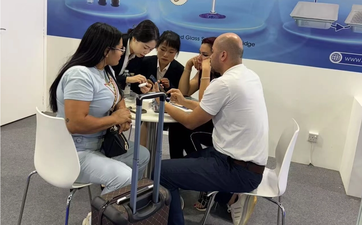 Aufbau globaler Partnerschaften bei Dubai Derma 2025